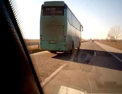 Автобус от Бургас за София, пълен с пътници, „лети“ по магистралата със скорост над 120 км/час