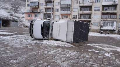 Невиждана стихия: Вижте как ураганен вятър обърна камион в Сопот