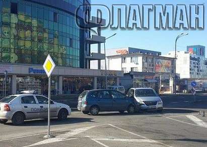 Рускиня с Крайслер се блъсна в „Рено Меган“  на метри от мола в ж.к. „Славейков“ (снимки)