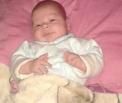 Бебе реве и се гърчи от болка повече от час в бургаска болница, никой не му обръща внимание