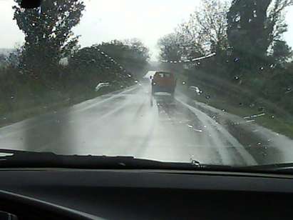Влажни и хлъзгави са на места пътните настилки в областта, шофирайте внимателно