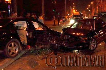 БМВ и Пежо се смляха на светофара пред Механотехникума в Бургас, ранена е жена