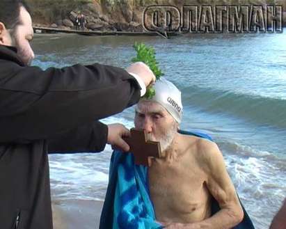 За първи път Синеморец празнува Богоявление, 88-годишният Янко скочи за Кръста