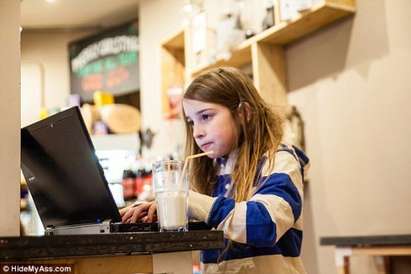 7-годишно момиче хаква лаптопи и телефони чрез Wi-Fi мрежата