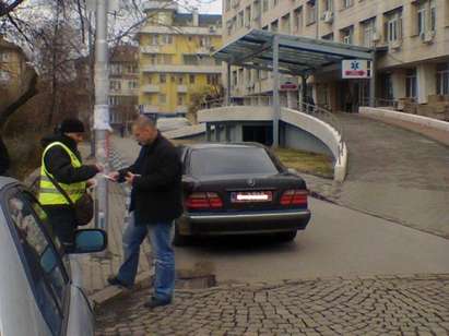 Кола на дипломат паркирана неправилно пред болница, не й сложиха скоба