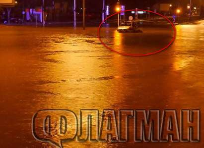 Бургас пред нов потоп! Кръстовището край мол "Бургас плаза" е под вода, полиция затвори пътя за Поморие и Каблешково