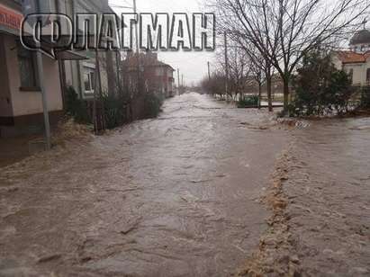 Пет бургаски села остават без ток, все още има наводнени пътища, вижте къде