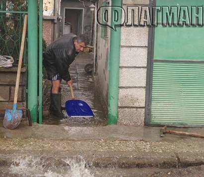 Жители на бургаския квартал Ветрен гневни: Вълна от лайна заля къщите ни, спасение няма!