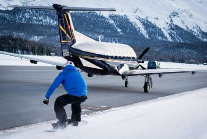 Сноубордист „полетя“ със 125 километра в час, теглен от самолет