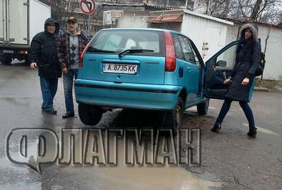 Уникално! "Фиат" кацна на дънер по централна улица в Бургас (СНИМКИ)