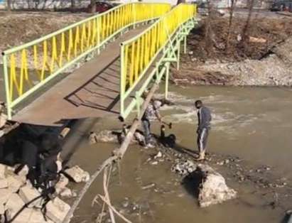 Цигани крадат мост, а шестгодишни деца ровят в казаните