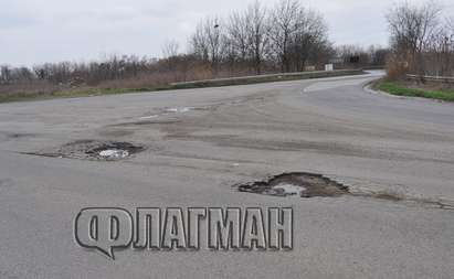 Община Бургас отводнява и закърпва спешно ул. "Крайезерна"