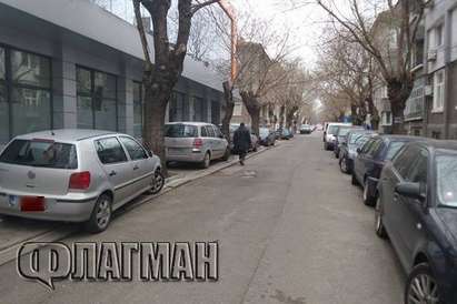 Наказателна акция! Разпориха гумите на 8 коли на ул. „Патриарх Евтимий“ в центъра на Бургас