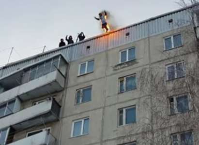 23-годишен руснак се самозапали, скочи от 9-етажен блок и оцеля (ВИДЕО)