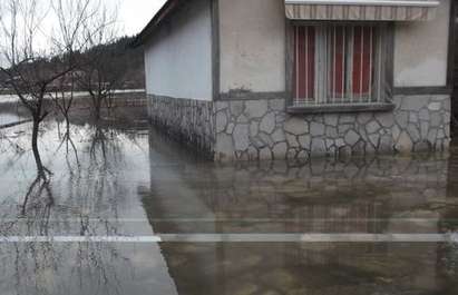 Езеро заля вила, собственикът й вини кмет от ДПС за потопа