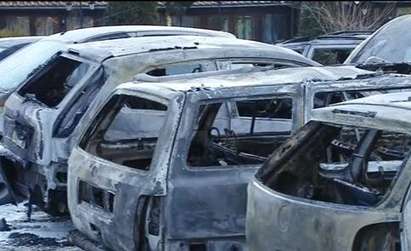 Пироман пали коли на студенти, пет автомобила изгоряха