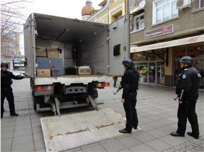 Полицаи с автомати пред музея в Бургас, ценни експонати тръгнаха към Лувъра