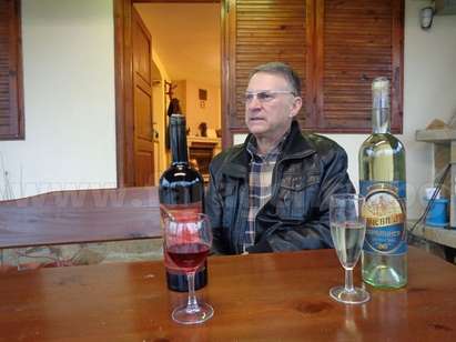 Общински съветник от Айтос кръсти селекциите си от вино на снахата и дъщерята