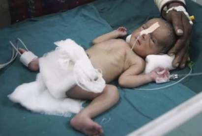 Индийка роди в тоалетната на влак, бебето падна на релсите