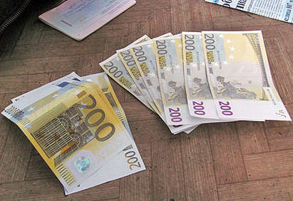 Внимание! Измамник обикаля с фалшива пачка от по 200 евро в центъра на Бургас