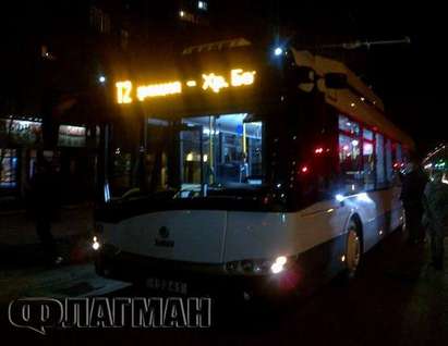 Само във Флагман.бг: Нова стрелба по градския транспорт в Бургас! Надупчиха  тролей Т2