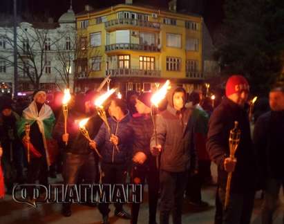 Факли осветиха Бургас, 200 души шестваха в памет на Апостола (СНИМКИ)