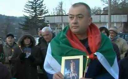 Българи палят свещи за гората, проф. Константинов ги зове да спрат убийците й не с молитва, а със сила