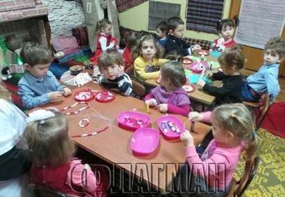 Сръчковците от детска ясла „Бургаско детство” първи се включват в конкурса за най-красива мартеница (ВИДЕО, СНИМКИ)