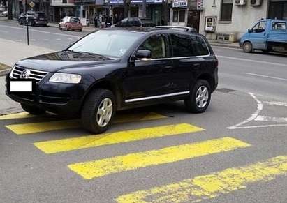 Паркираха черен джип на пешеходна пътека в Бургас