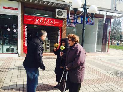 ГЕРБ-Бургас зарадва с цветя за 8 март дамите в областта