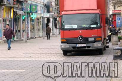 Шофьор паркира камиона си на главната ул. „Богориди" в Бургас (СНИМКИ)