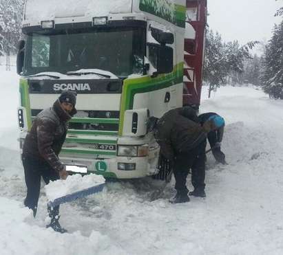 Шофьори на камиони в снежен капан, молят за помощ