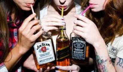 10 причини да ходите с момиче, което пие уиски
