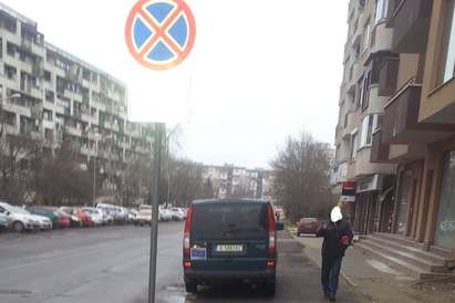 Вижте как "Гранична полиция" си купува банички в бургаския ж.к."Изгрев"