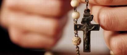 Католически свещеник изпаднал в кома и срещнал Бог, описва го като жена