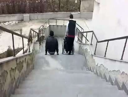Хора без крака катерят десетки стъпала, за да ползват услугите на КАТ и МВР