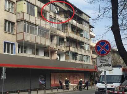 Паника в Стара Загора! Баща на две деца стои на ръба на терасата си заплашва да скочи от четвъртия етаж
