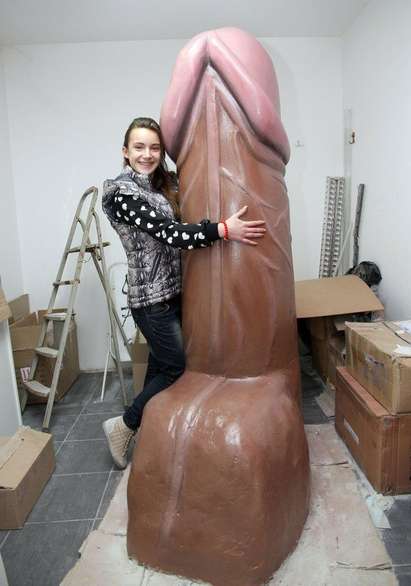 Двуметров пенис в Музея на Венера в Пловдив