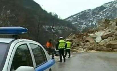 Пътят Пловдив – Смолян остава затворен заради падналите скали
