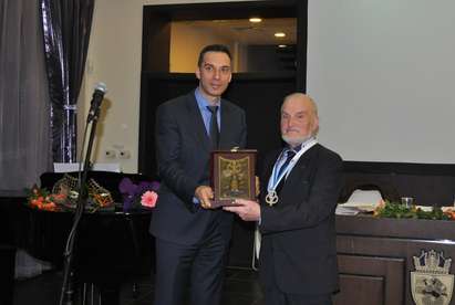 Димитър Николов връчи „Ключа от кулата“ на Гаро Ахчиян