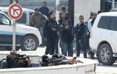 Ислямисти  нападнаха музей в  Тунис касапницата  е ужасяваща - 19 убити! (ВИДЕО)