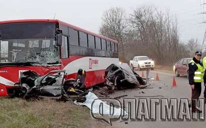 Зверска катастрофа край кв. "Долно Езерово": Пернишки голф разцепен на две след удар в автобус, има жертва