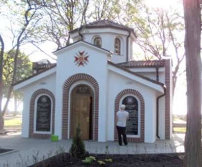 Циганин поруга храма в Морската градина в Бургас! Изпочупи олтара, свещника и икона