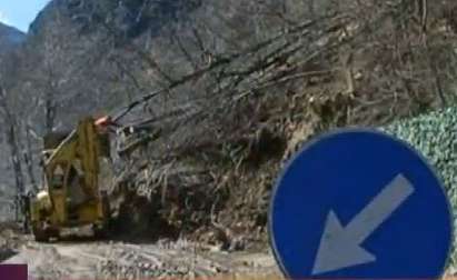 Разчистват пак скалите, заради които отново е затворен пътят между Асеновград и Смолян