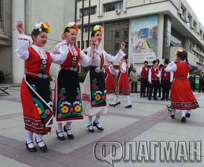 Опашки се вият пред църквите в Бургас, отбелязваме празника с фолклорен концерт (СНИМКИ)