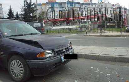 Млад шофьор с Опел се заби в Рено на бургаското кръстовище „Трапезица”