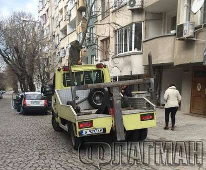 Паника пред ОУ „Любен Каравелов”! Общинският паяк помете колчета и пътни знаци и се качи на тротоара