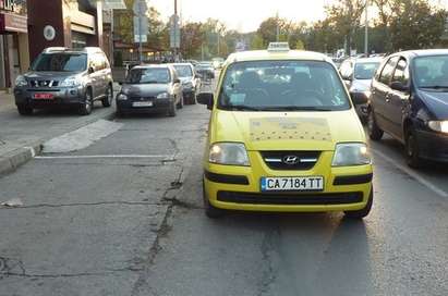 Нахален таксиметров шофьор паркира колата си по средата на улица в София
