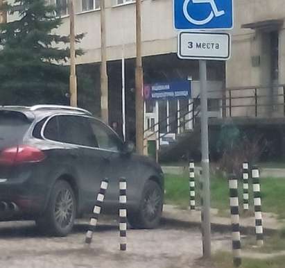 Наглец паркира на място за инвалиди пред болница