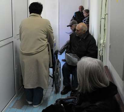 Хронично болни се тъпчат в тесен коридор пред ТЕЛК в Бургас, ровят в смачкани тефтери с надежда за пенсия
